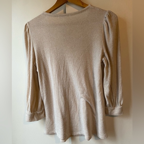 3/$15 Retrelogy Medium Cream Colored Top Three Quarter Sleeve Silver Cirles - Picture 2 of 7